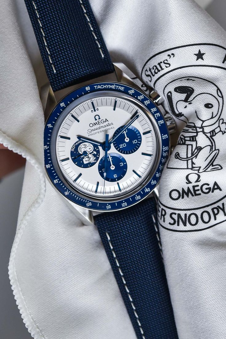 Omegg_a speedmaster Snoopy 50Th Anniversary