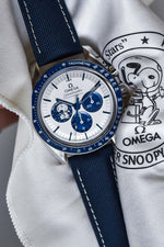 Omegg_a speedmaster Snoopy 50Th Anniversary